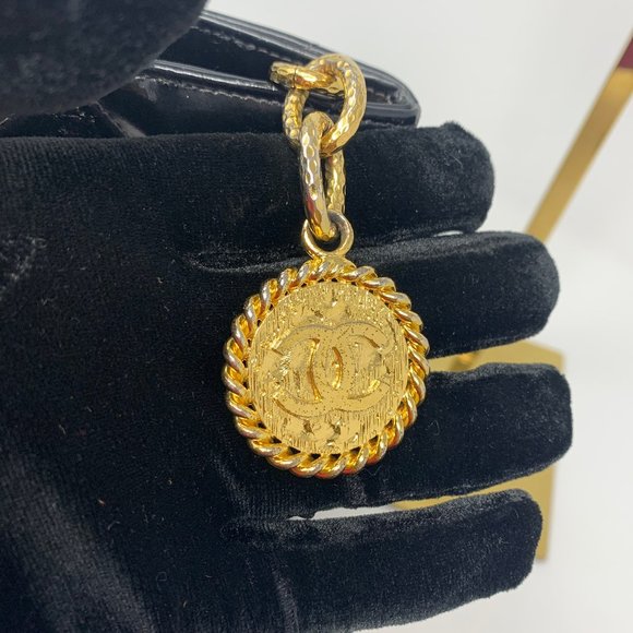 authentic Chanel Quilted  Leather CC Logo bag - Picture 16 of 16